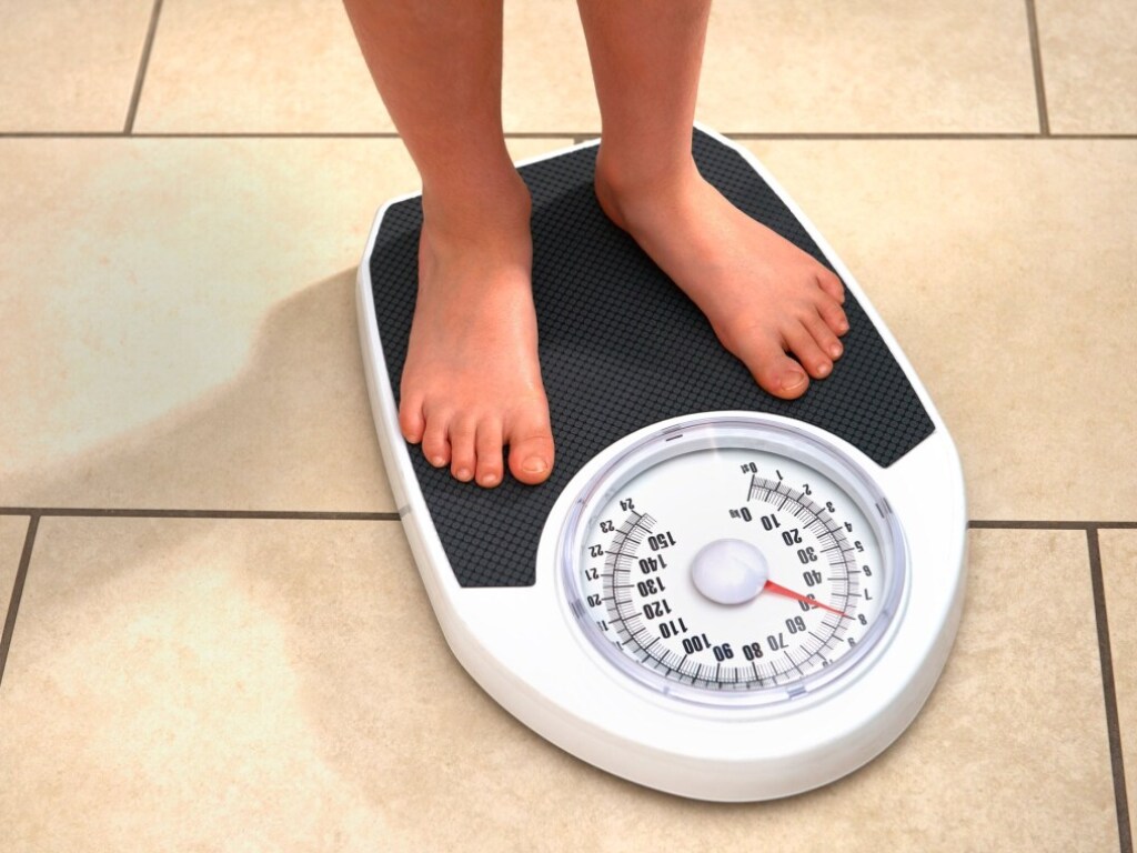 Почему люди набирают вес по ночам: врачи дали ответ