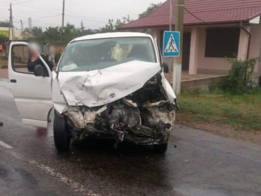 В Одесской области столкнулись Renault и микроавтобус: пострадавшие в ДТП умерли в больнице (ФОТО)