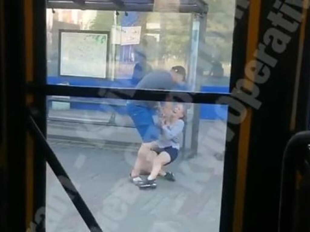 В центре Киева мужчина напал не девушку и ограбил (ФОТО)