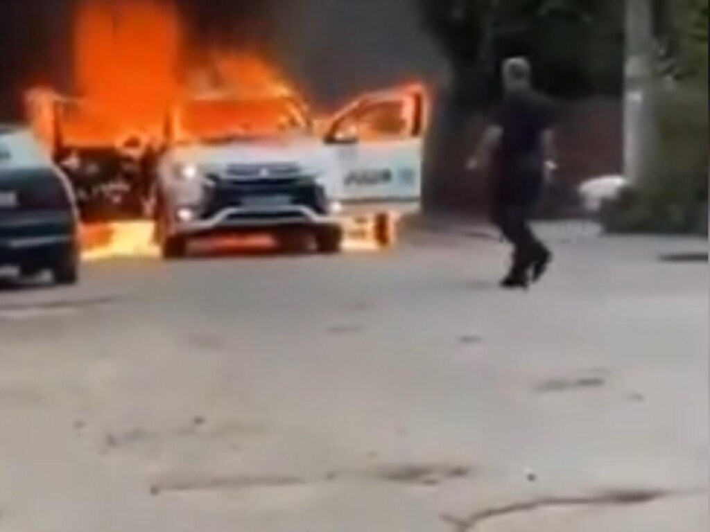 Автомобиль полиции сгорел дотла в Киеве: что известно (ВИДЕО)