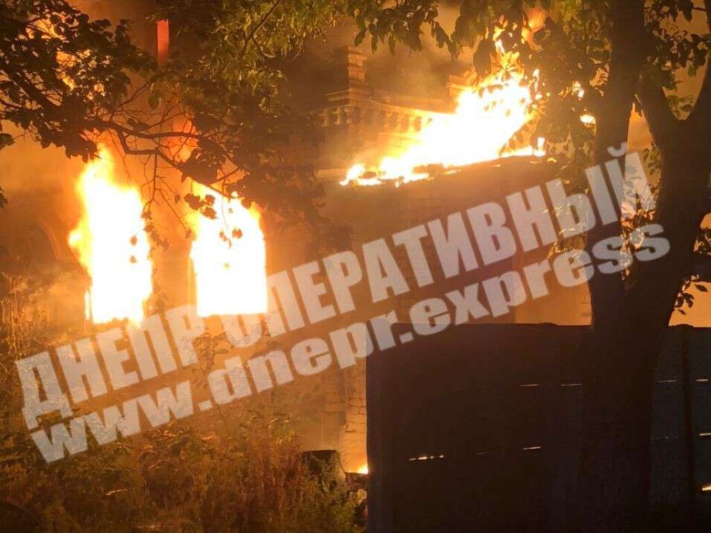 В Днепре произошел пожар в заброшенном доме, где ночуют бездомные люди (ФОТО)