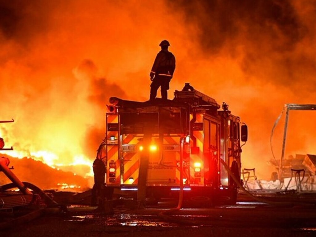 Началась спасательная операция: в Калифорнии из-за лесного пожара люди оказались в ловушке (ВИДЕО)