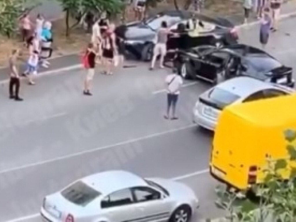 Пьяный водитель разбил четыре автомобиля в Киеве (ФОТО, ВИДЕО)