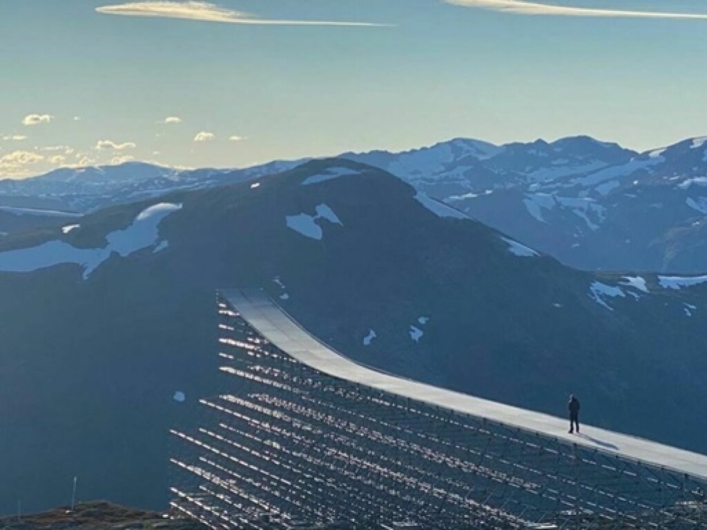 Том Круз прыгнул с парашютом со скалы в Норвегии на мотоцикле (ФОТО)