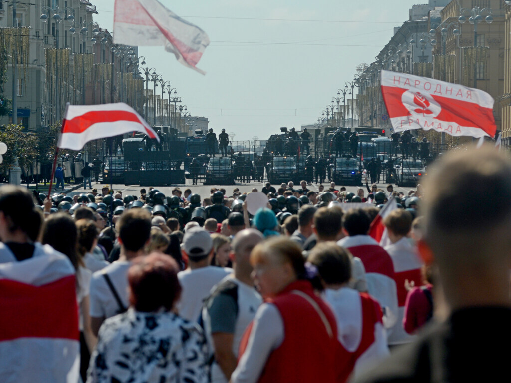Политолог: для Украины не выгодна победа оппозиции в Беларуси