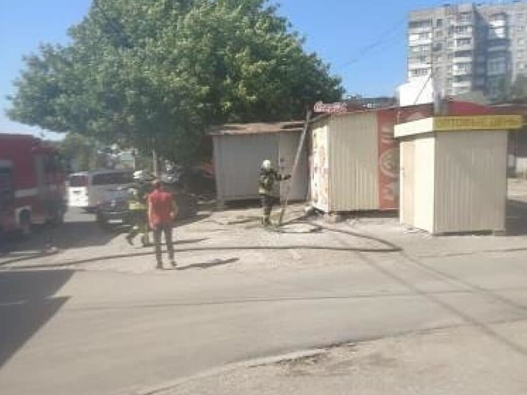 В Мариуполе сгорели три пассажирских вагона и киоск с шаурмой
