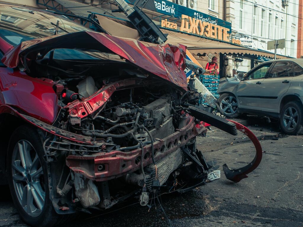 Тройное ДТП в Днепре: автомобили влетели в столб, кафе и припаркованный Ford (ФОТО, ВИДЕО)