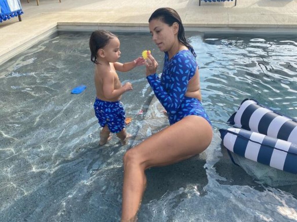 В купальнике: Ева Лонгория позировала в бассейне с сыном (ФОТО)
