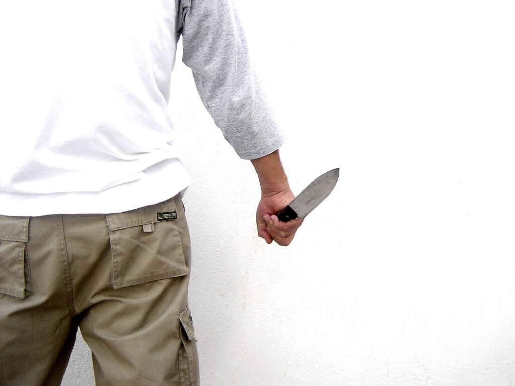 На столичной Борщаговке мужчина с ножом напал на 26-летнюю девушку
