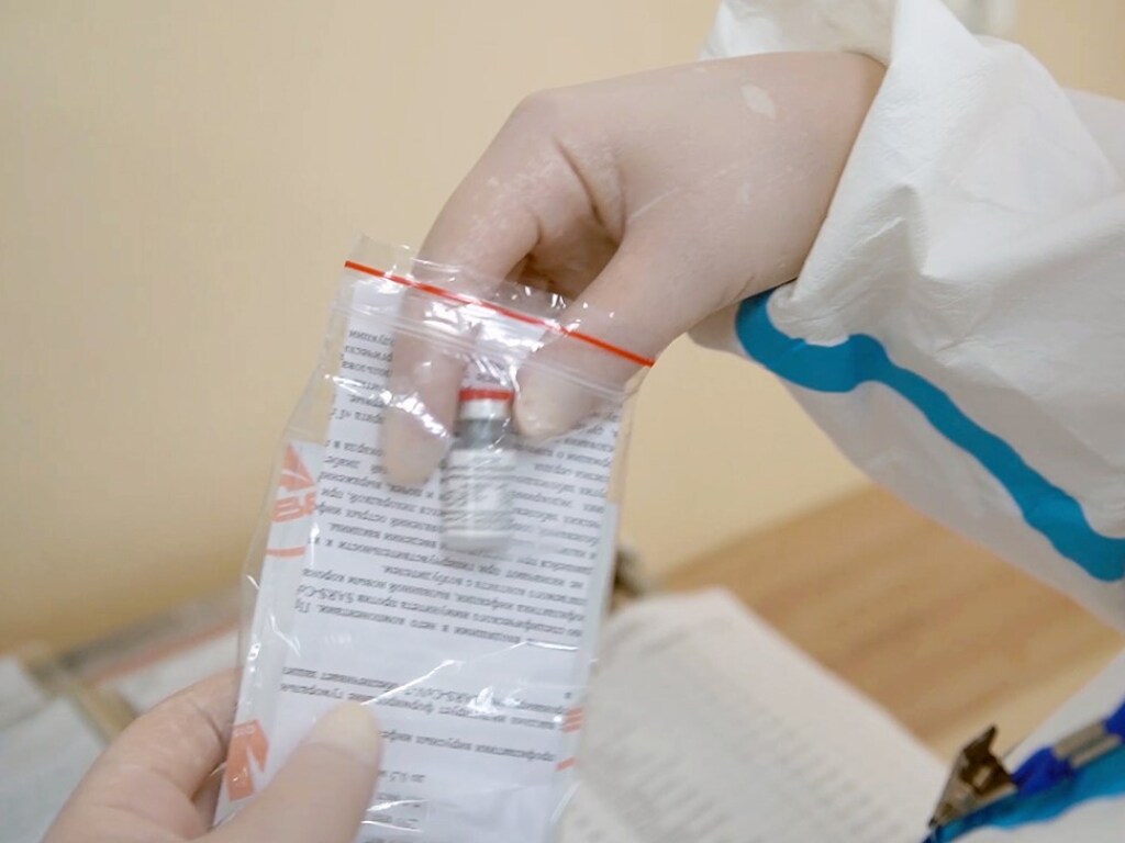 В РФ завершили тестирование первой партии вакцины от коронавируса и отправили ее на продажу