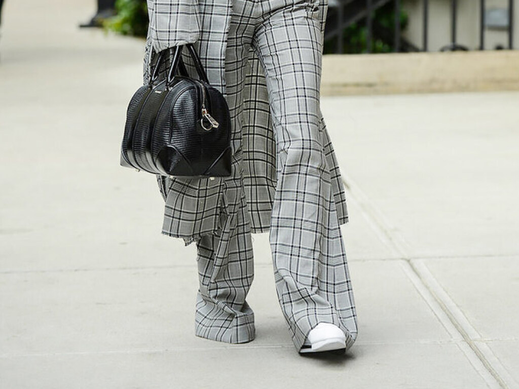 Модный стритстайл: вместо зауженных джинсов стилисты рекомендуют девушкам широкие брюки (ФОТО)