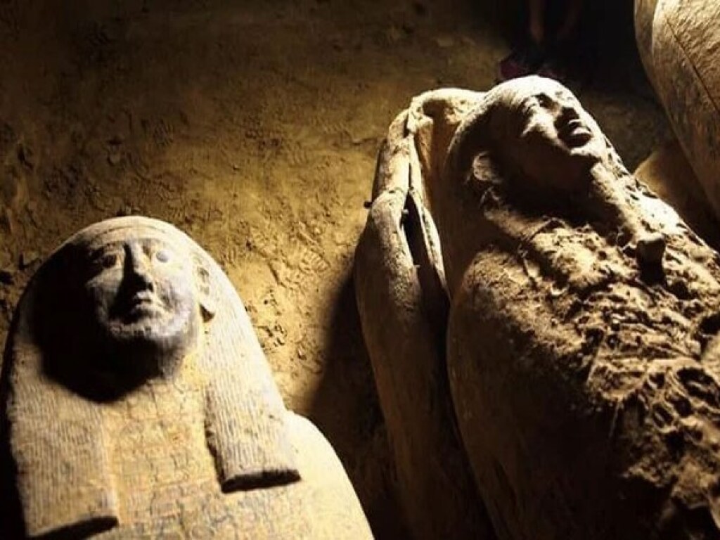 К югу от Каира археологи нашли 13 гробов с мумиями, возраст которых не менее 2500 лет (ФОТО)