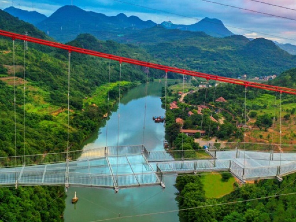 В Китае открыли самый длинный стеклянный мост в мире (ФОТО, ВИДЕО)
