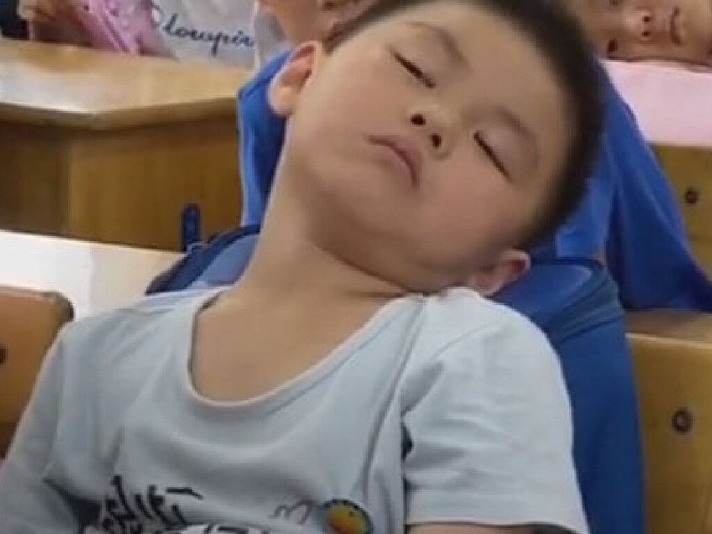 Мальчик боролся со сном на уроке и рассмешил Сеть (ФОТО, ВИДЕО)