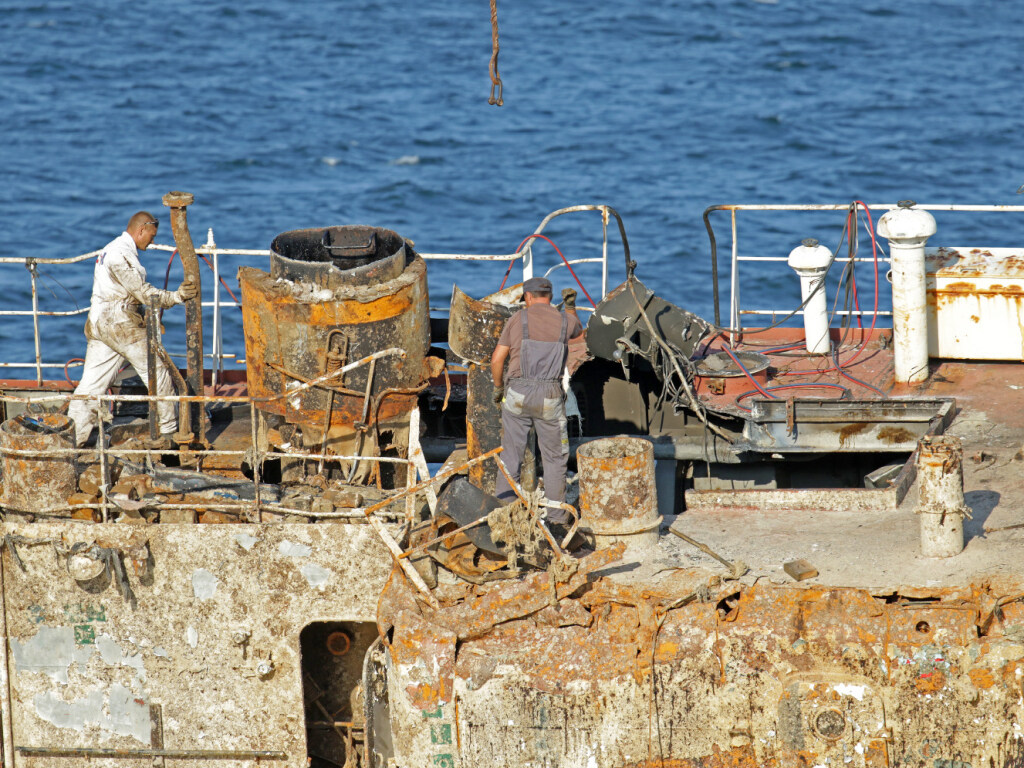 Из-за непогоды в Одессе приостановили подъем танкера «Делфи» (ФОТО)