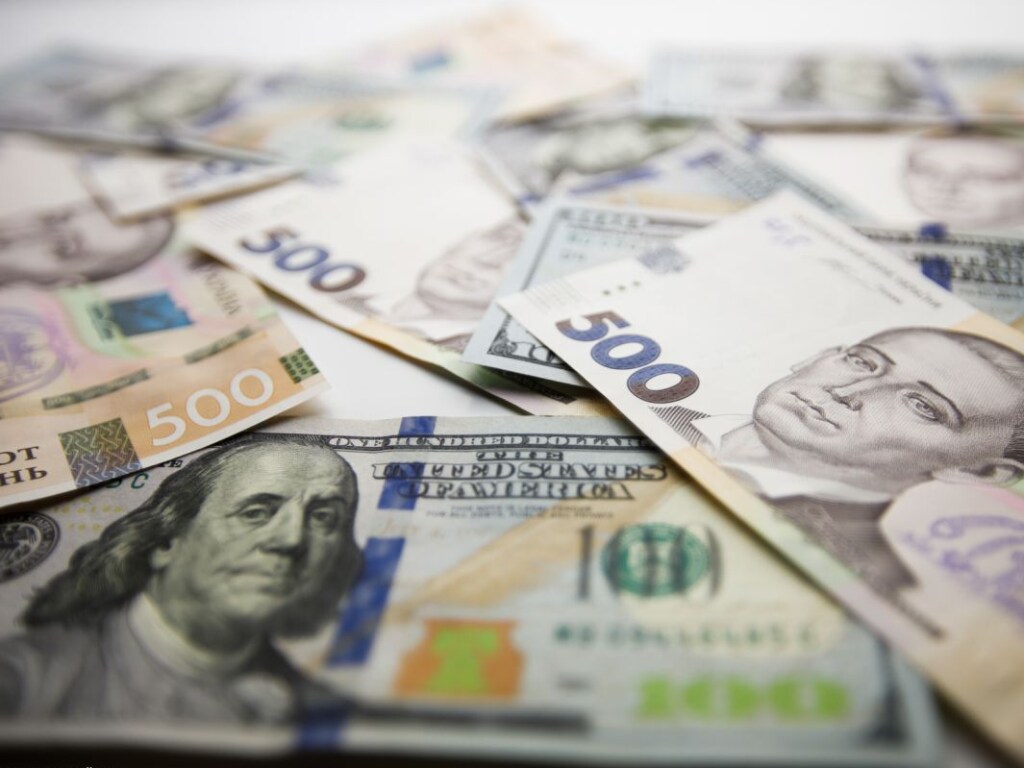 НБУ установил официальный курс на уровне 27,82 гривны за доллар