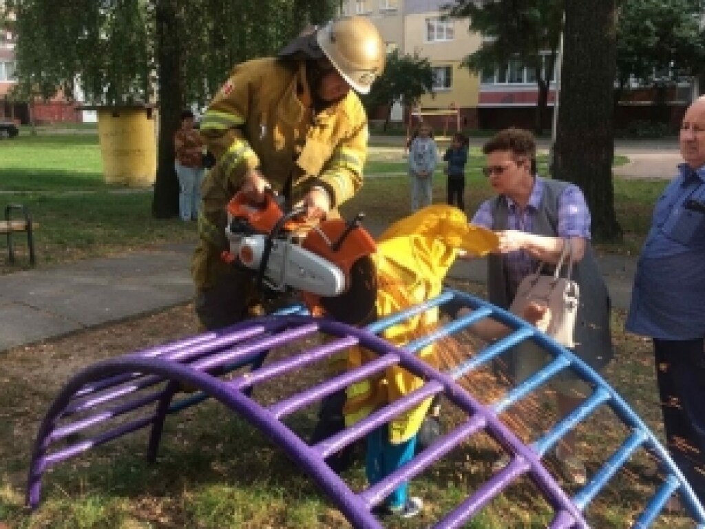 В Киевской области голова ребенка оказалась зажатой в детской лестнице на площадке: потребовалась помощь спасателей (ФОТО)