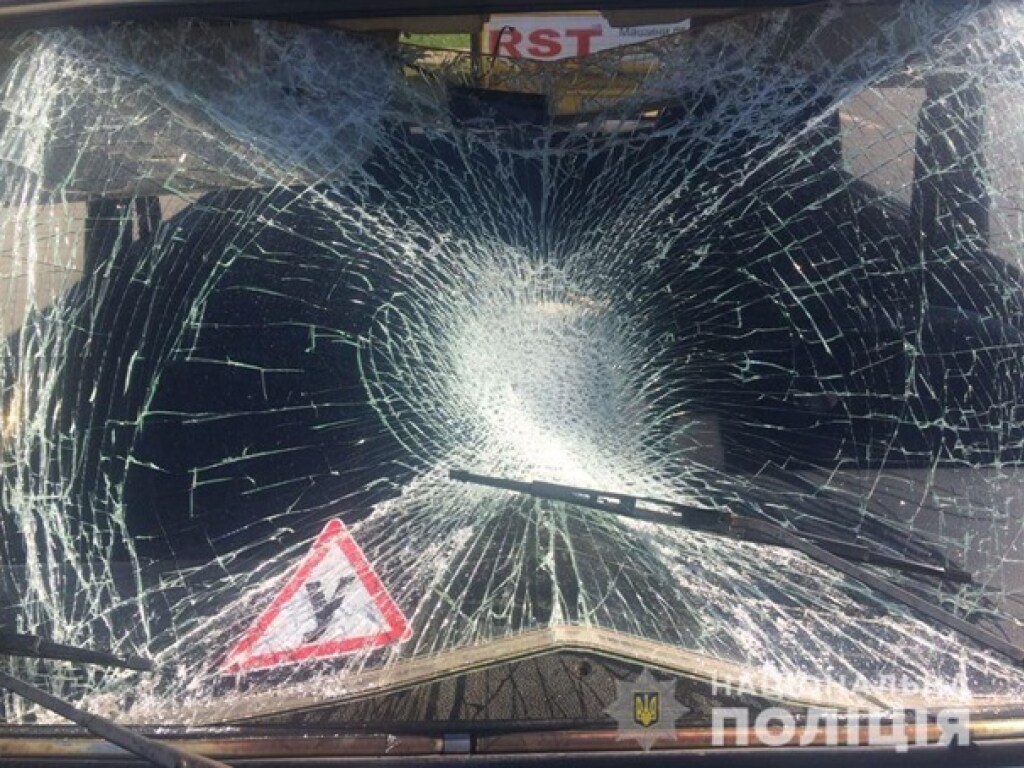 Прыгал по машинам: в Ужгороде мужчина повредил 7 автомобилей и не смог объяснить причину поступка (ФОТО)