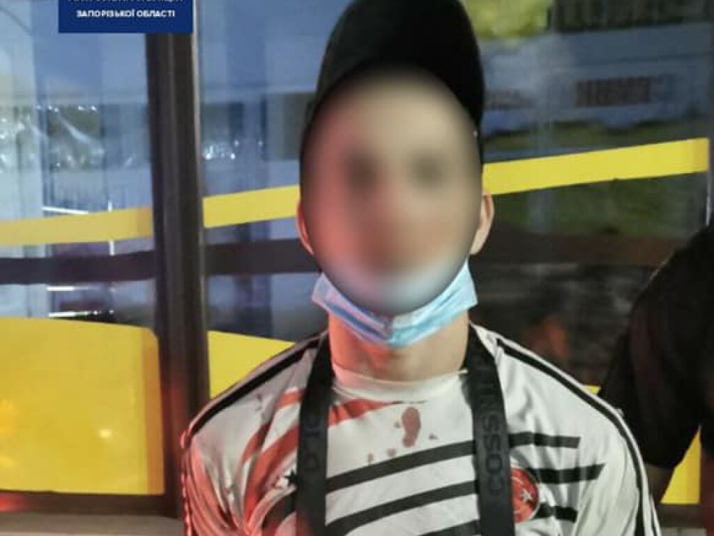 В Запорожье ночью поссорились незнакомцы: мужчину с ножевыми ранениями госпитализировали (ФОТО)