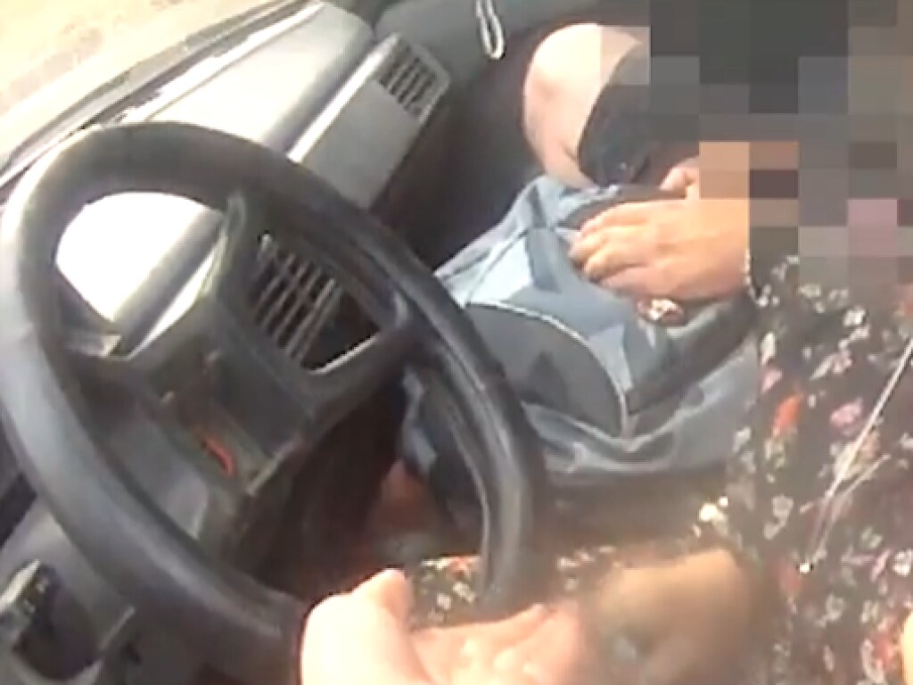 Женщина-водитель в Мариуполе съела документ полиции о штрафе (ФОТО, ВИДЕО)