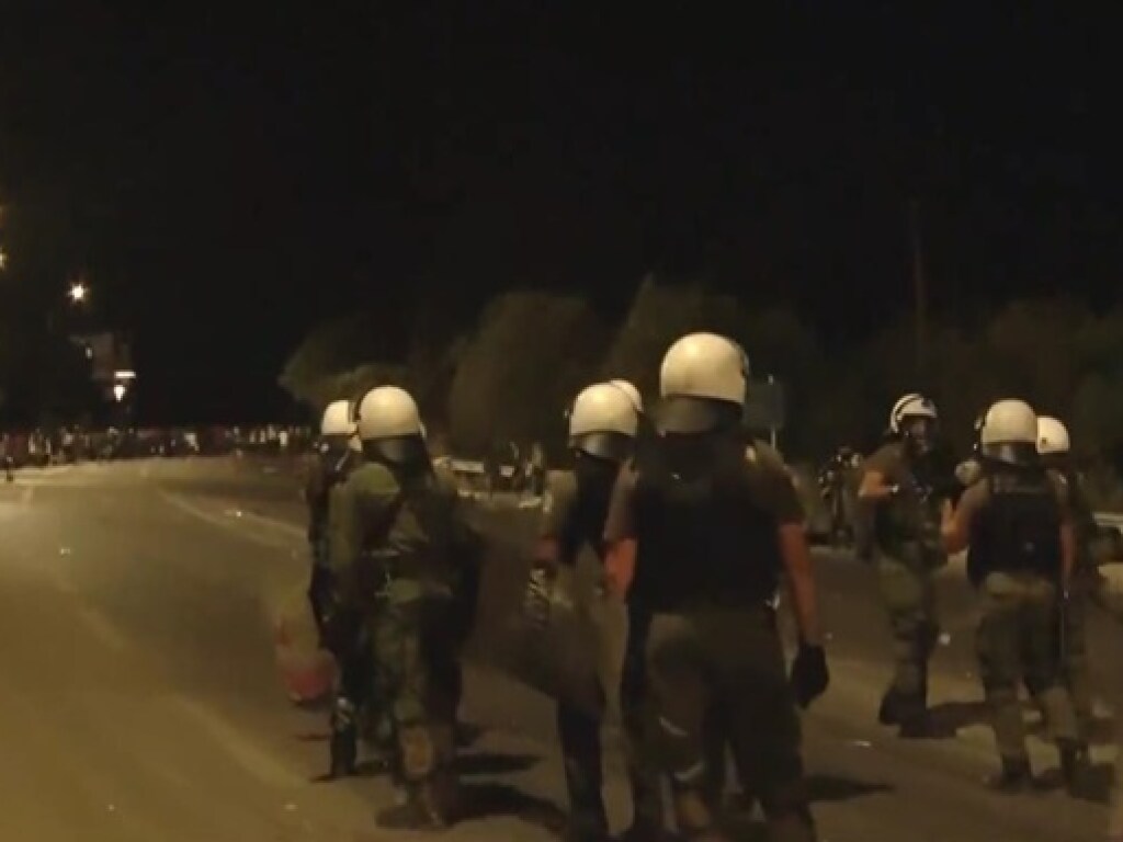 В Греции полиция слезоточивый газ против мигрантов из сгоревшего крупнейшего лагеря беженцев (ФОТО)