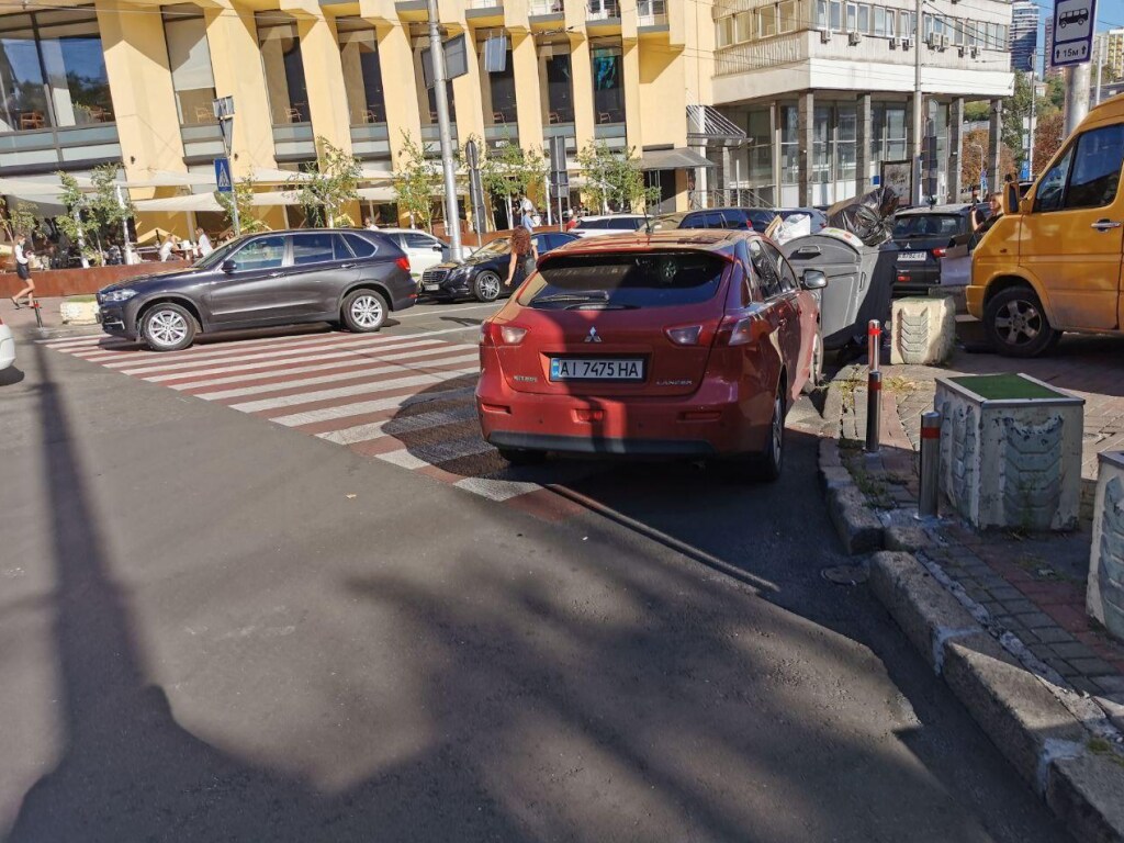 Возле столичной синагоги заметили наглого «героя парковки» (ФОТО)