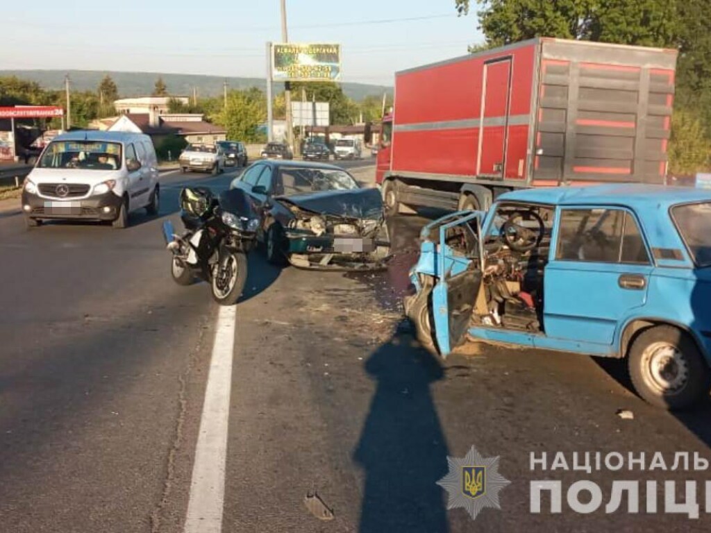 Пострадал мужчина, автомобили смяты: в Харьковской области произошло масштабное ДТП (ФОТО)