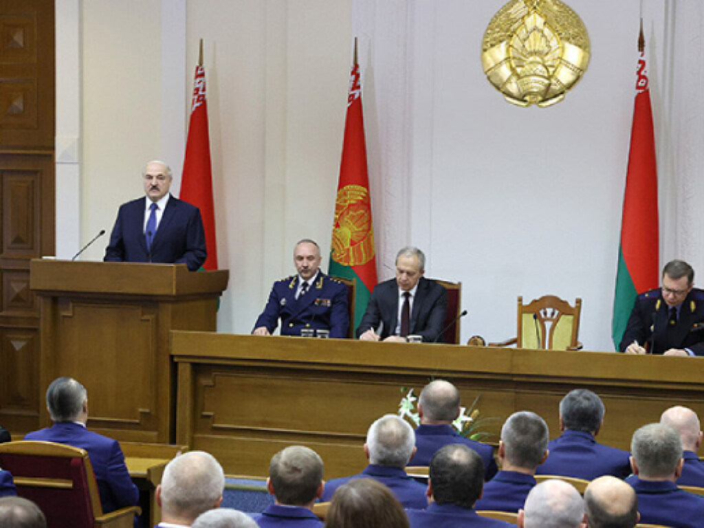 Лукашенко заявил, что власть не отдаст