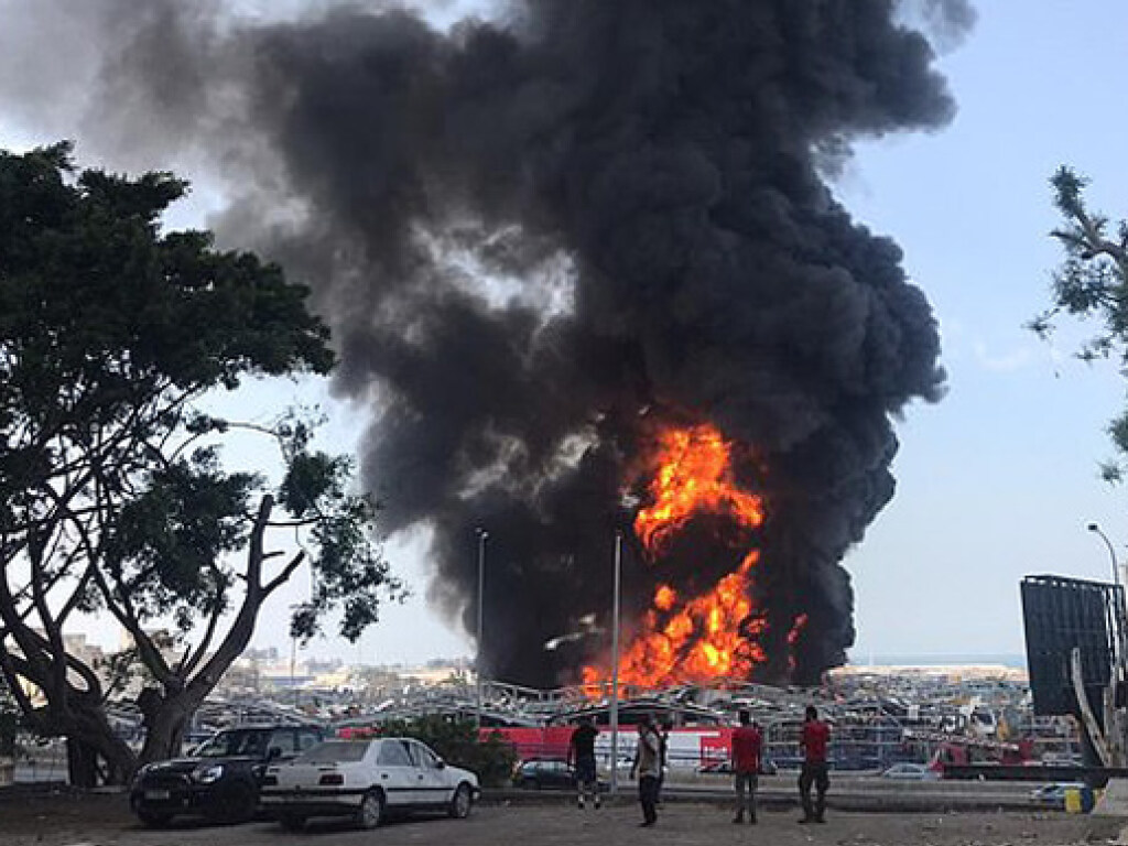 В порту Бейрута вспыхнул сильный пожар (ФОТО)