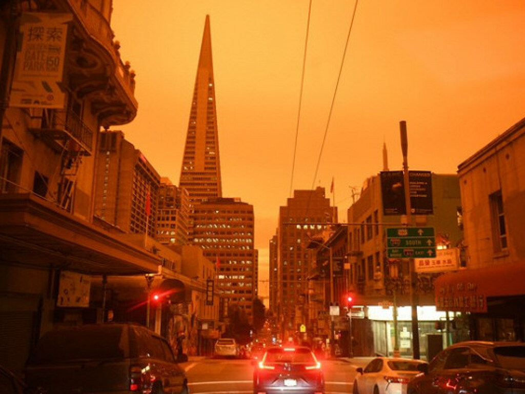 В США небо стало оранжевым из-за лесных пожаров (ФОТО, ВИДЕО)