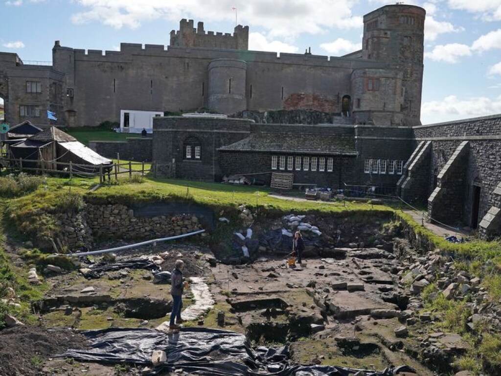 Археологи неожиданно обнаружили еще одно здание в замке королей Нортумбрии (ФОТО)