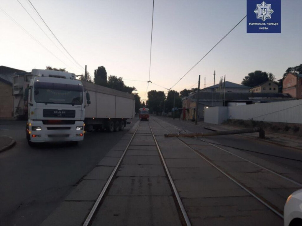 В столице после ДТП с фурой на трамвайные пути упал столб (ФОТО)