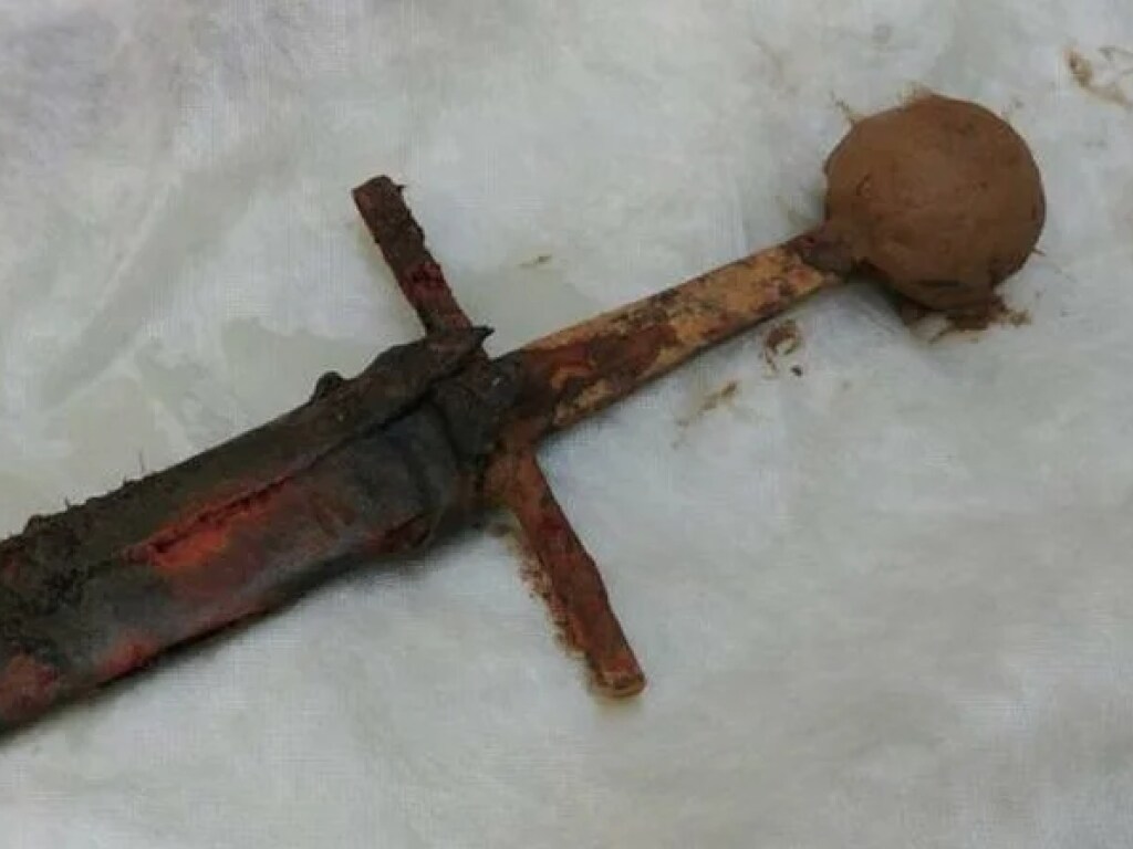Уникальный средневековый меч нашли в реке Одра в Польше (ФОТО)