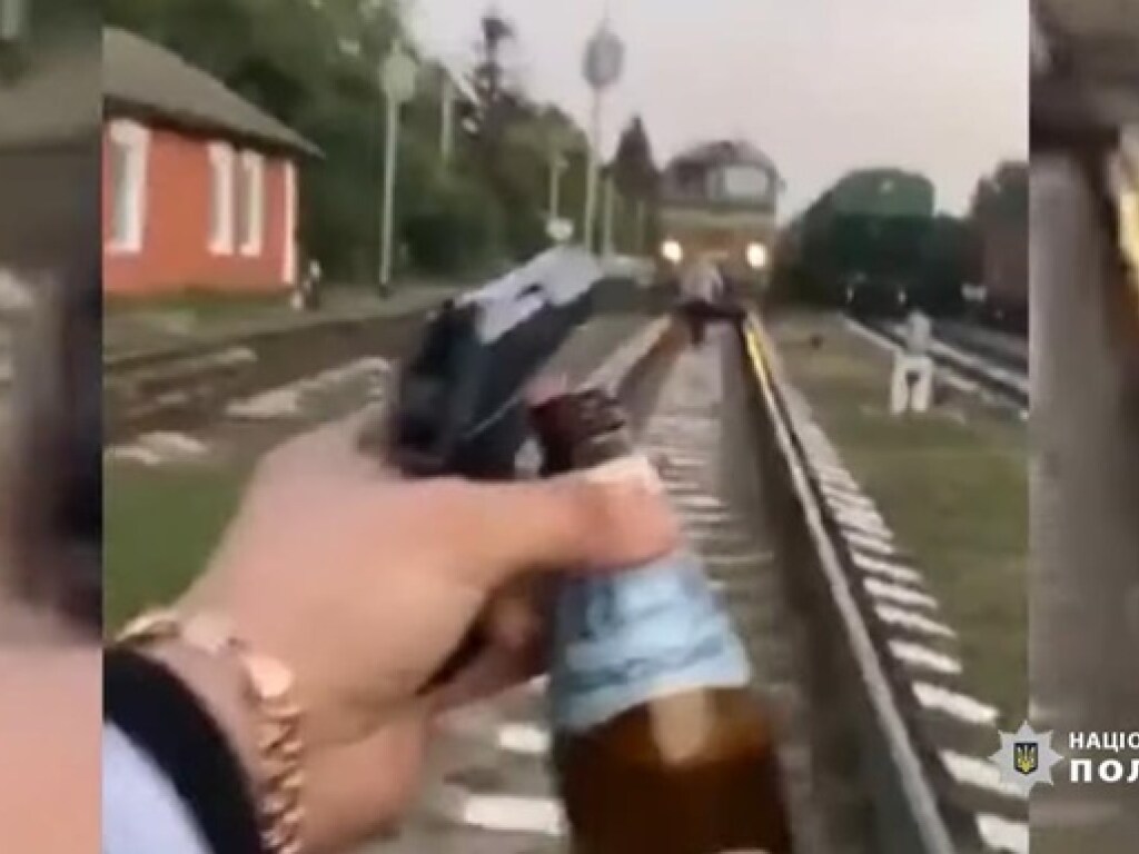 На Винничине двое пьяных мужчин стреляли в поезд ради хайпа в Instagram: Наказали работников УЗ (ВИДЕО)