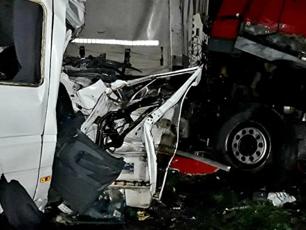 На трассе Киев-Харьков грузовик на «встречке» спровоцировал страшное ДТП: пятеро погибших и 20 пострадавших (ФОТО)