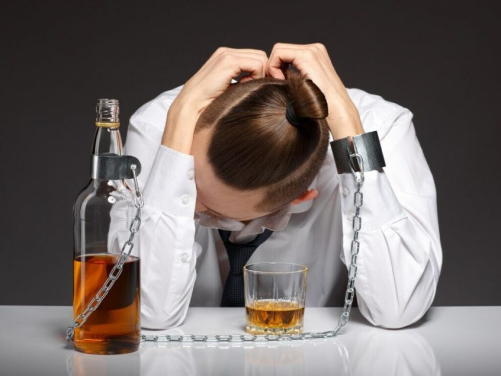 Нарколог рассказал, как можно распознать алкоголизм на любой стадии