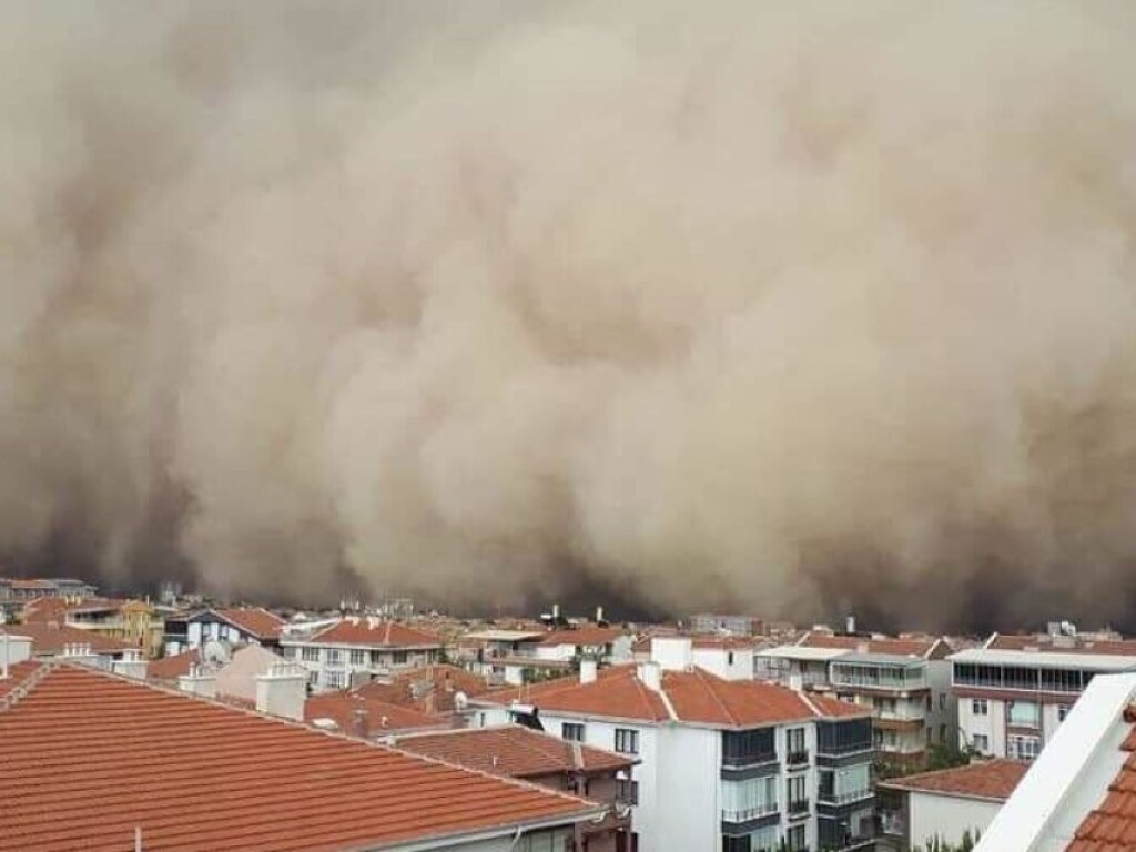 «Пыльный апокалипсис»: столицу Турции накрыла буря