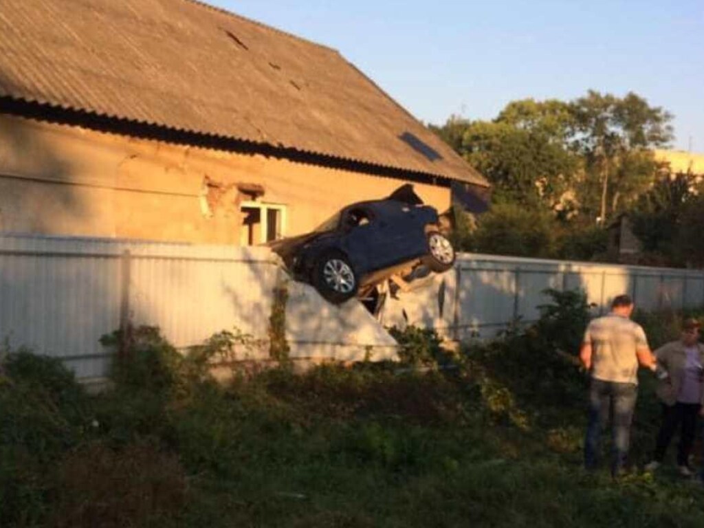 В Черновцах полицейский на BMW «завис» на заборе частного дома (ФОТО)