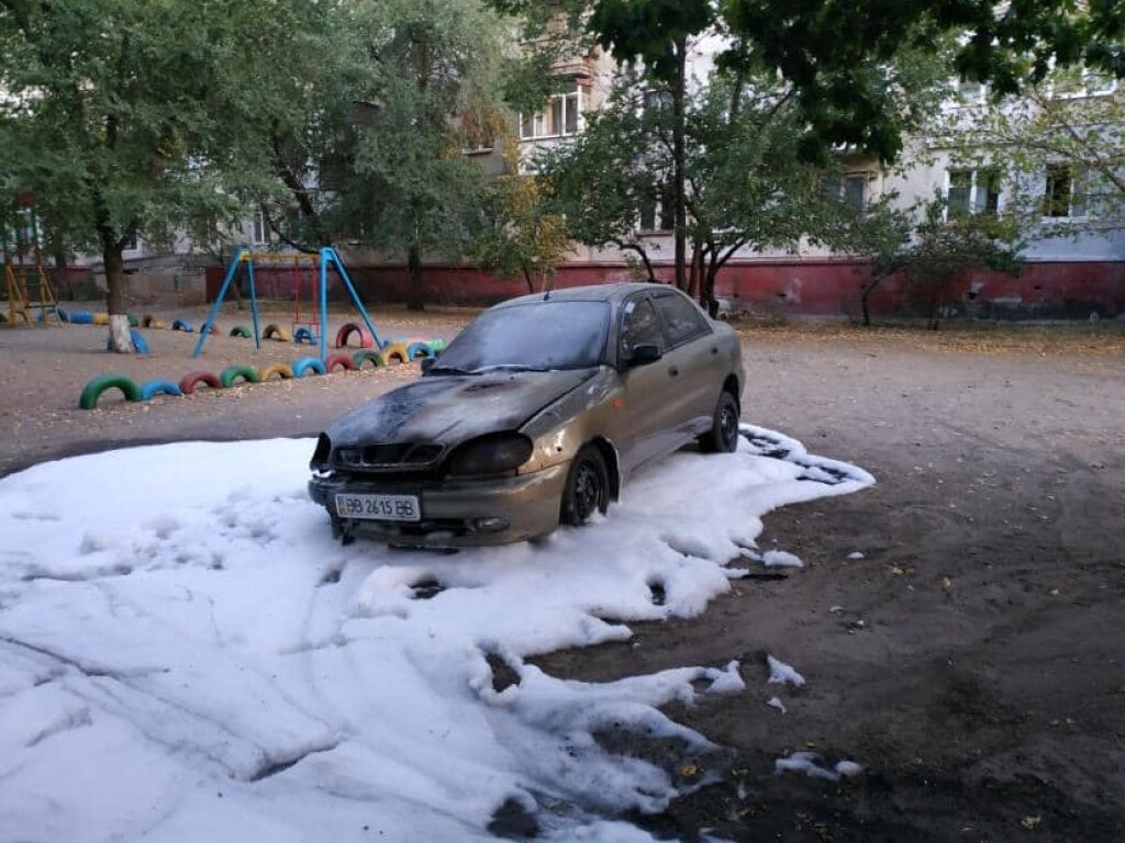 В Северодонецке одновременно горели 9 авто (ФОТО)