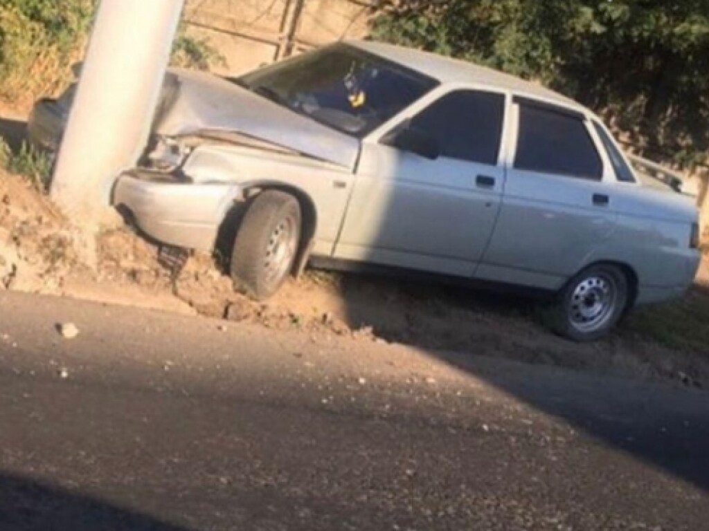 В Мелитополе автомобиль влетел в столб (ФОТО)