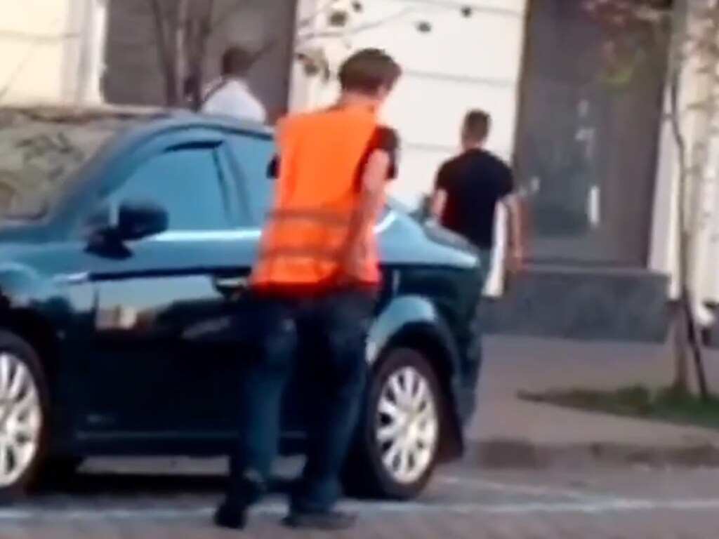 В центре Киеве на оживленной дороге увидели парковщика «под кайфом» (ВИДЕО)