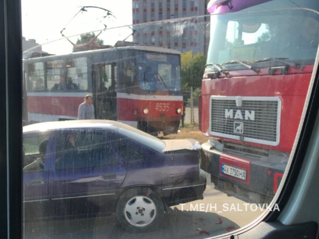В Харькове из-за ДТП с фурой было заблокировано движение трамваев (ФОТО)