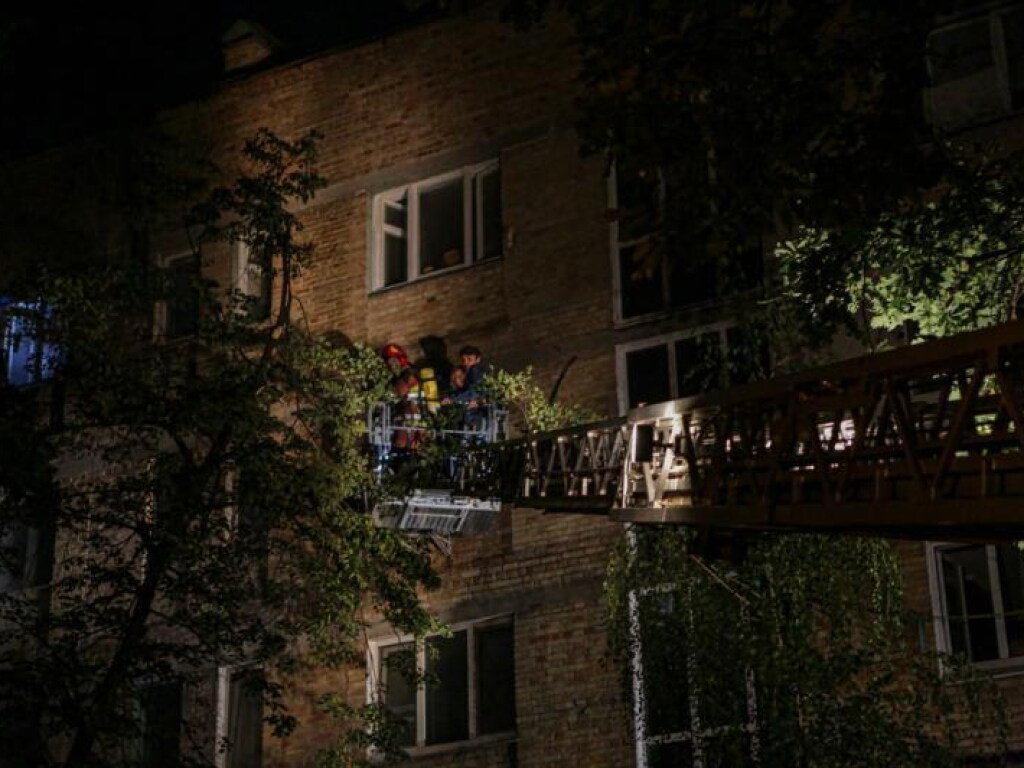 В Деснянском районе Киева произошел пожар в жилом доме, есть погибший и пострадавшие (ФОТО)