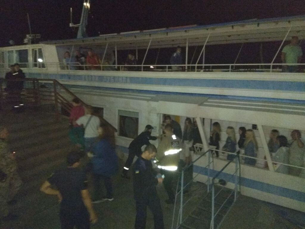 В Черкассах посреди Днепра заглох теплоход, часть пассажиров эвакуировали (ФОТО)
