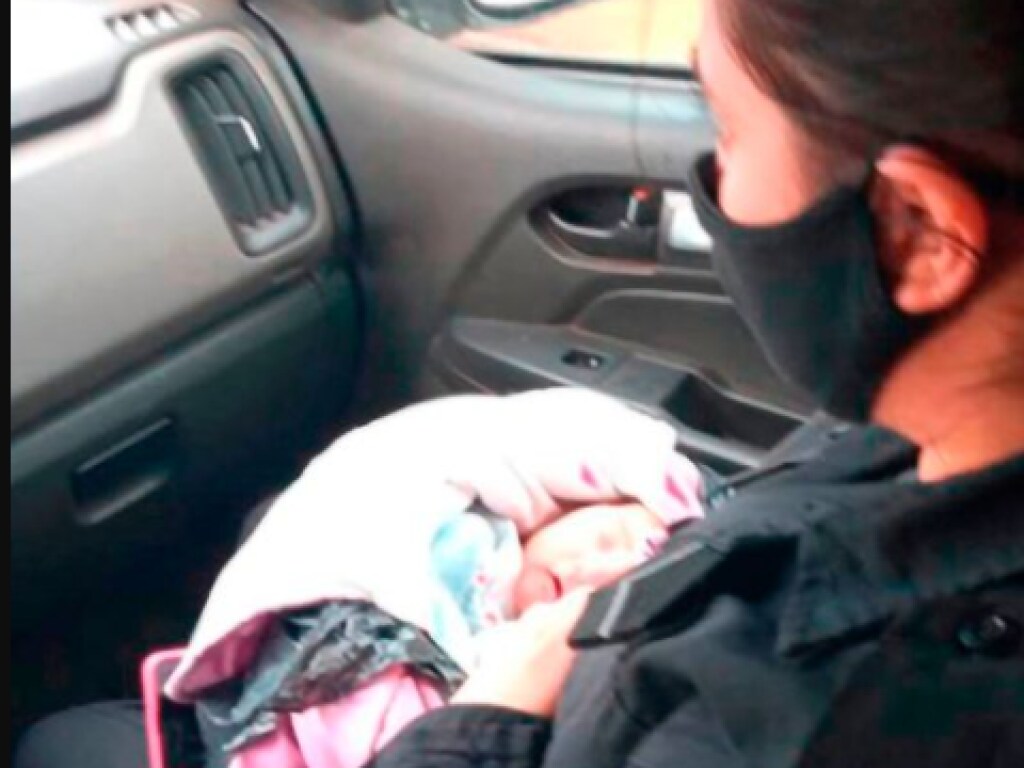 В спину был воткнут ржавый нож: в Аргентине обнаружили на улице плачущего младенца (ФОТО)