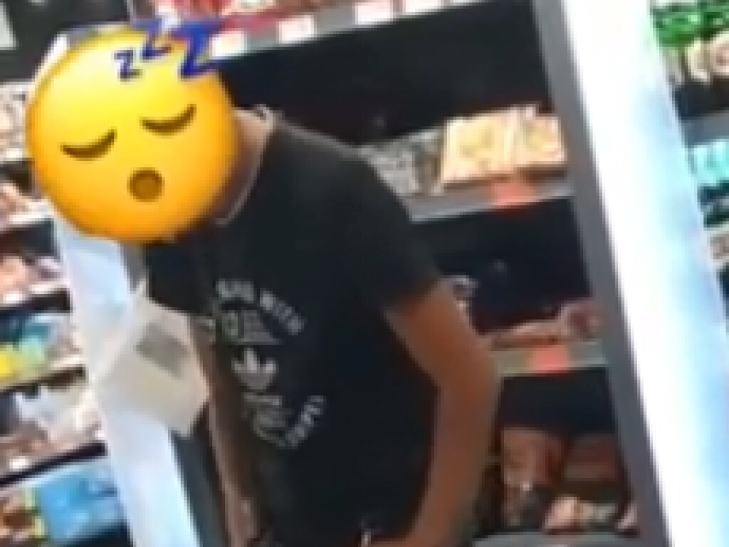 В  Мелитополе в супермаркете покупатель – «зомби» напугал покупателей (ВИДЕО)