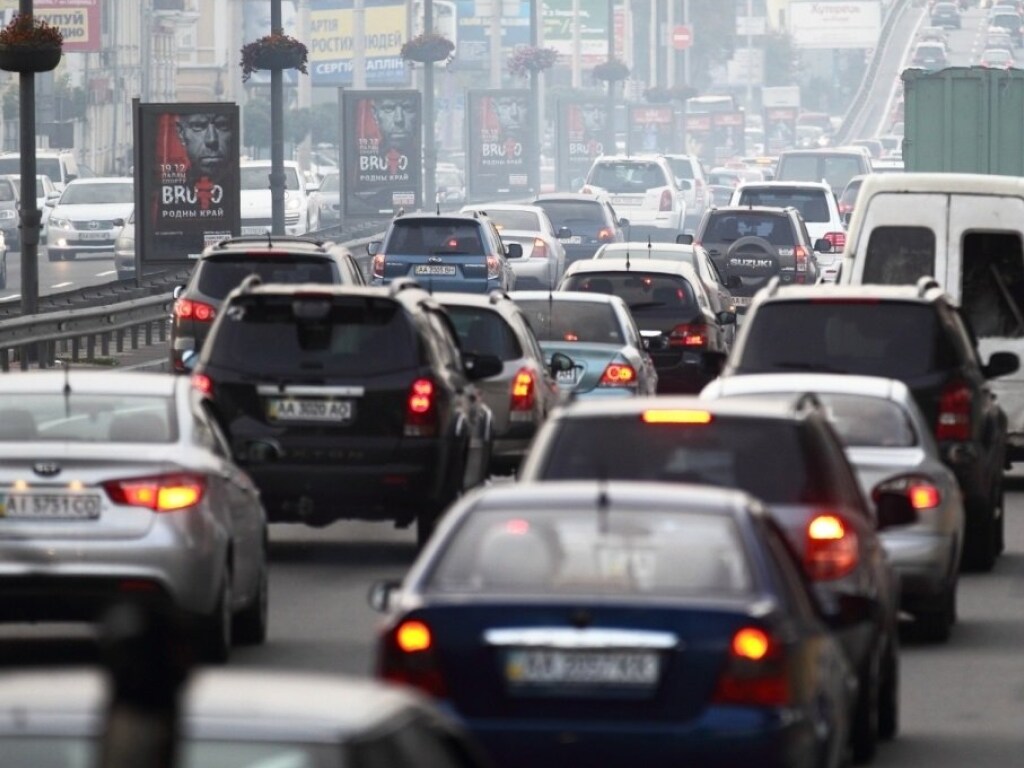 Киев стоит в пробках: что происходит в понедельник утром на столичных дорогах и мостах (КАРТА)