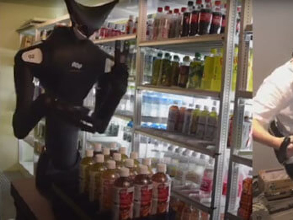 В магазине «наняли» робота», который расставляет товары на полки (ФОТО, ВИДЕО)