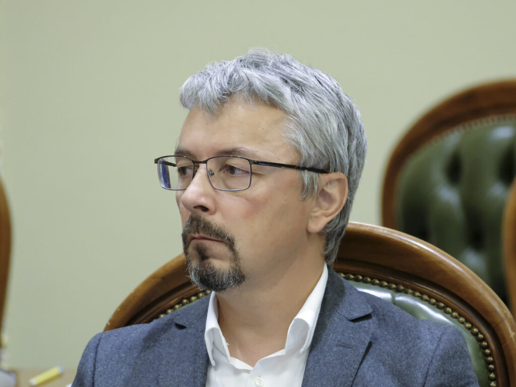 Неизвестный бросил яйцом в министра культуры Ткаченко (ВИДЕО)