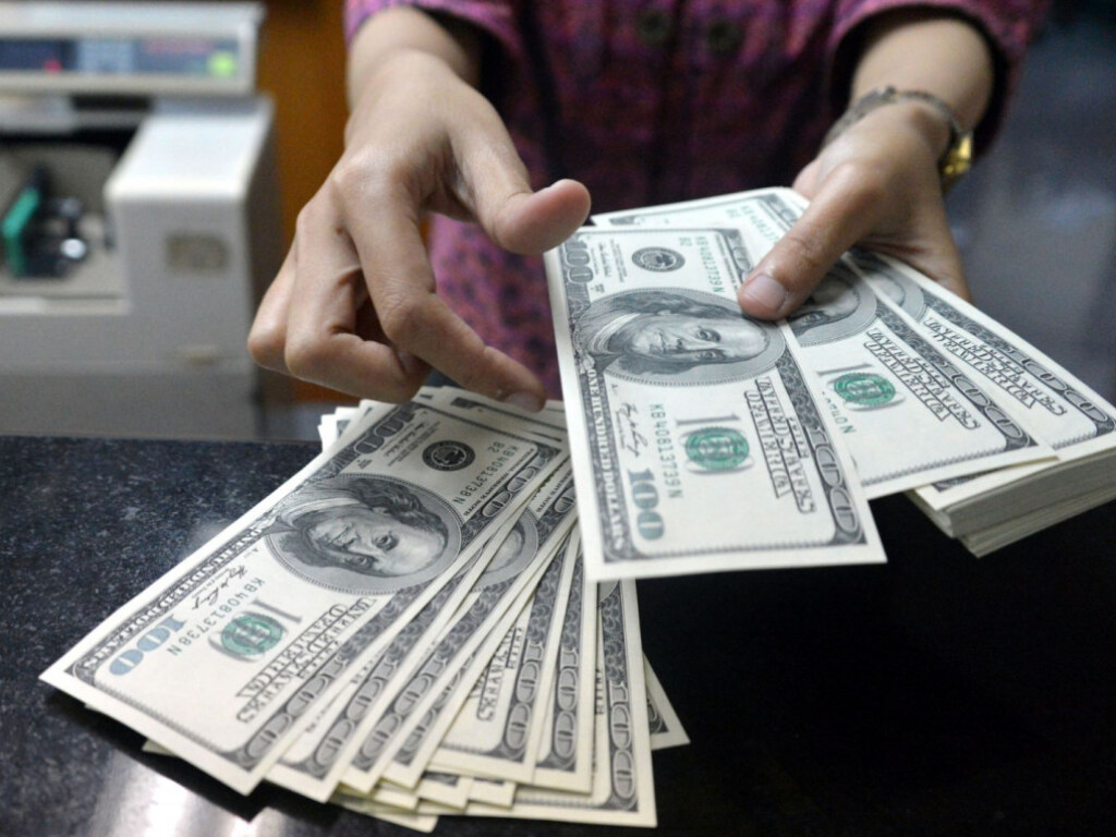 Доллар в обменниках уже достиг 28 гривен